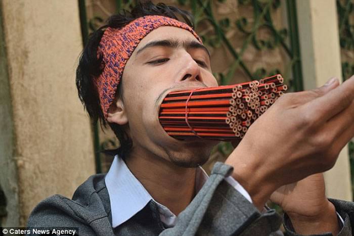 尼泊尔19岁青年Raja Thapa“超级大嘴巴”口插138支铅笔 刷新世界纪录