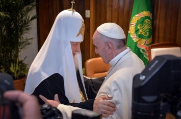 天主教教宗方济各与俄罗斯东正教宗主教基利尔一世在古巴举行历史性首次会晤