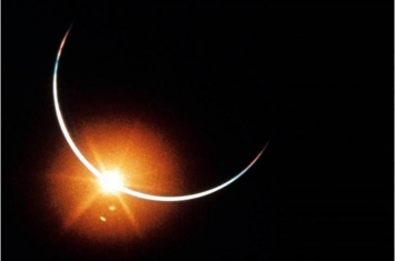 美国阿波罗12号升空50周年 NASA公布宇航员从月球返回地球时拍摄的日食照片