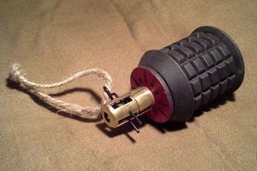 抗战时期日本人的手榴弹为何要磕一下才会引爆?这其中有什么原理?