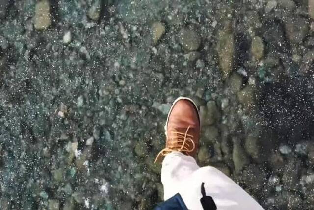 瑞士男子拍摄在席尔瓦普拉纳湖厚厚的清澈见底冰面上漫步视频引围观