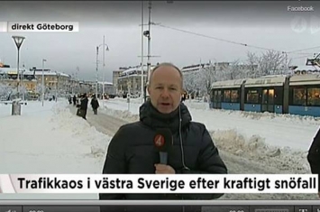 瑞典记者Bo Carlsson现场报道大雪造成当地有轨电车瘫痪 话音刚落有轨电车驶过