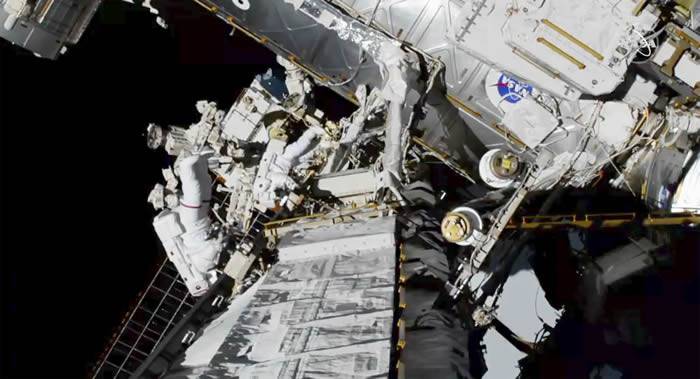国际空间站宇航员安德鲁·摩根在太空行走期间右脚鞋内出现少量积水