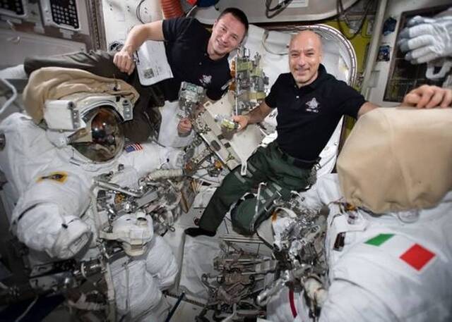 国际空间站宇航员出舱执行有史以来最复杂的舱外任务：修理粒子探测器“阿尔法磁谱仪”