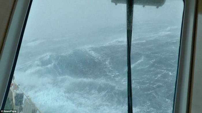 英国救援船船员拍下船只被100呎巨浪险些淹没的情景