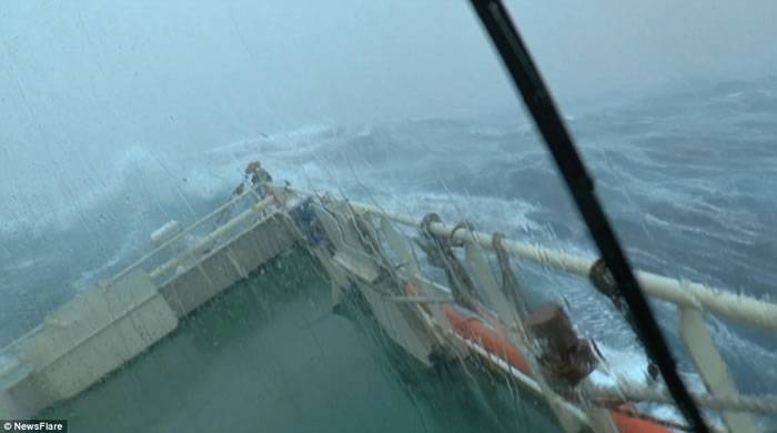 英国救援船船员拍下船只被100呎巨浪险些淹没的情景