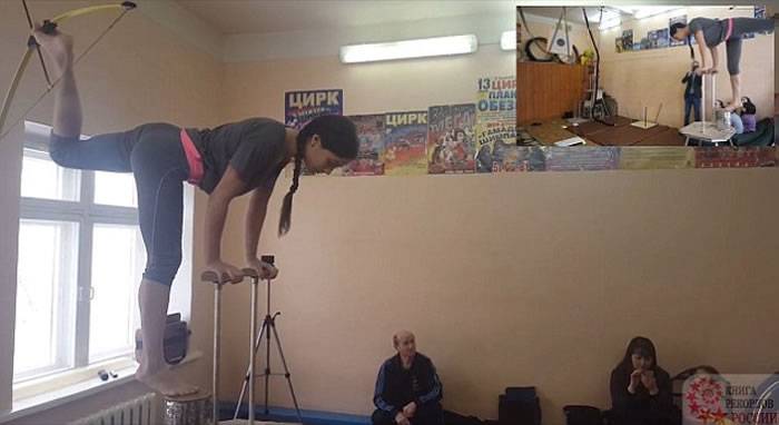 俄罗斯19岁少女Anna Belysh神乎其技 倒立用脚射箭中红心