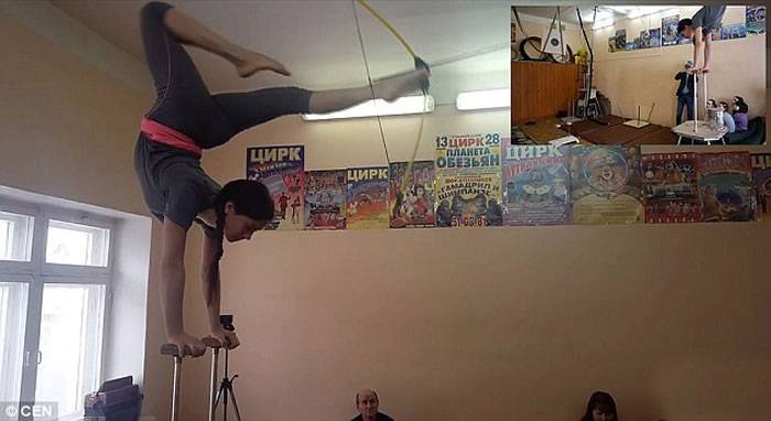 俄罗斯19岁少女Anna Belysh神乎其技 倒立用脚射箭中红心