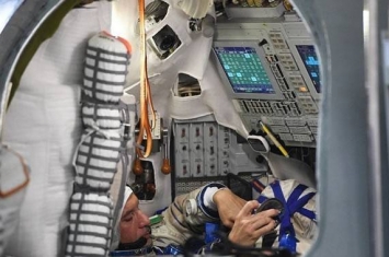 国际空间站宇航员修复发现积水的舱外宇航服