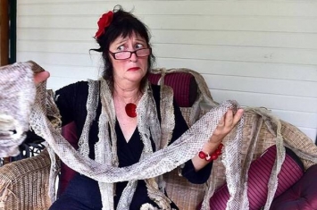 屋顶接连传来巨响 澳洲妇人意外发现20张白花花的蛇皮