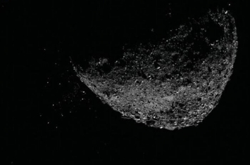 NASA OSIRIS-REx航天器摄像机捕获从近地小行星Bennu表面喷射出物质的近摄照