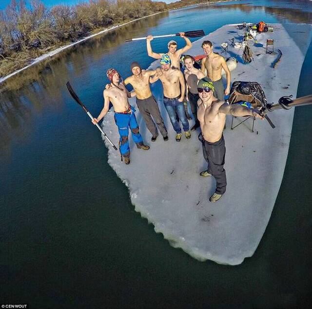 俄罗斯户外活动爱好者在顿河驾驶浮冰沿河漂流并烧烤野餐