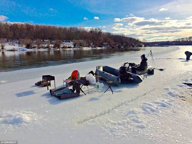 俄罗斯户外活动爱好者在顿河驾驶浮冰沿河漂流并烧烤野餐