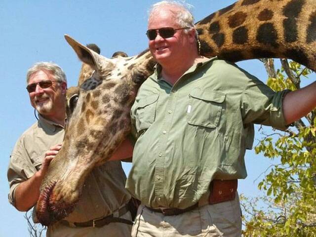 美国男子Brad Severs晒南非打猎战利品合照 长颈鹿当围巾