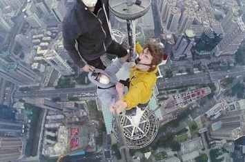 俄罗斯小伙Vitaly Raskalov和伙伴徒手攀爬上高达383米的中国深圳信兴广场塔顶端