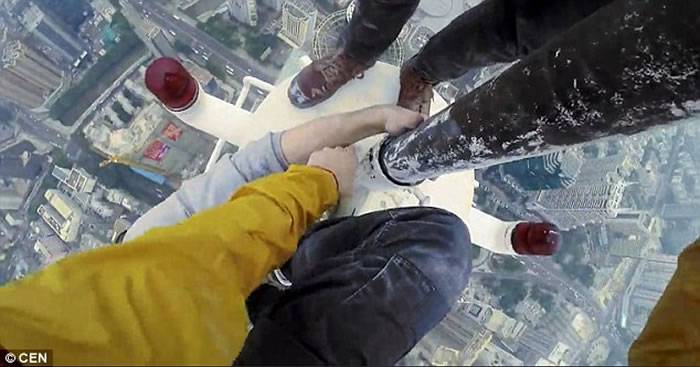 俄罗斯小伙Vitaly Raskalov和伙伴徒手攀爬上高达383米的中国深圳信兴广场塔顶端