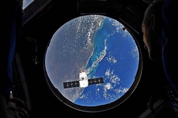 美国“龙”货运飞船成功对接国际空间站