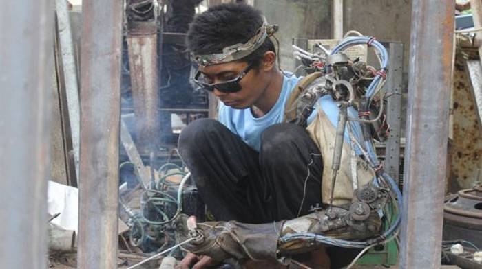 未来战士？印尼男子Wayan Sutawan因中风左手臂瘫痪 用废铁做出钢铁左手