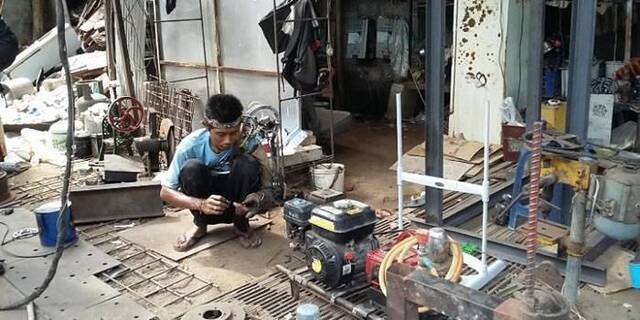 未来战士？印尼男子Wayan Sutawan因中风左手臂瘫痪 用废铁做出钢铁左手