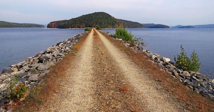 美国马萨诸塞州计划在荒岛Mount Zion上建立饲养剧毒响尾蛇的“毒蛇岛”