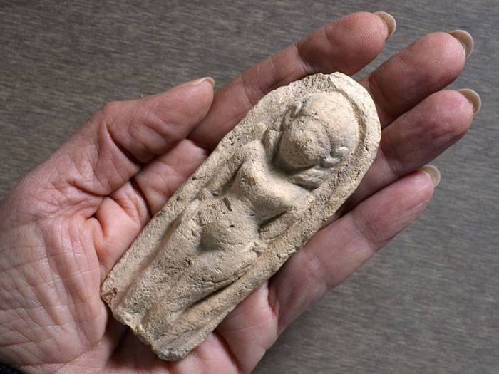 以色列7岁男童到约旦河谷远足捡到3400年前裸女雕像