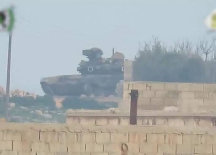 实拍敍利亚政府军俄制T-90坦克被美制反坦克导弹击中却没“车毁人亡”