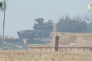 实拍敍利亚政府军俄制T-90坦克被美制反坦克导弹击中却没“车毁人亡”