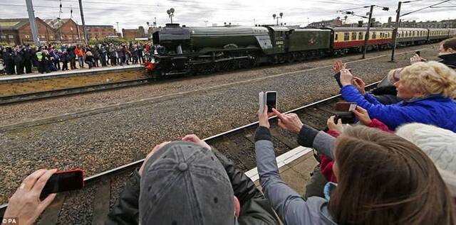 英国经典蒸汽火车“苏格兰飞人号”历经10年重新上路