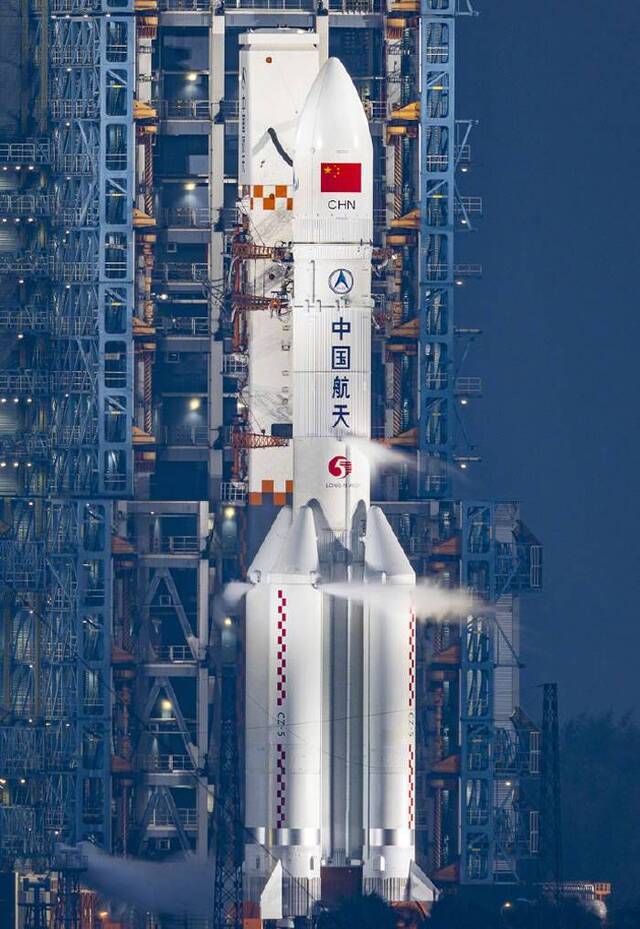 中国长征五号遥三运载火箭点火升空将“实践二十号卫星”送入预定轨道