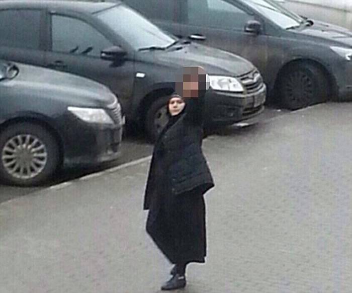 俄罗斯莫斯科街头恐怖一幕：黑衣女子提着小孩人头嘴巴里还喊着“真主至上”