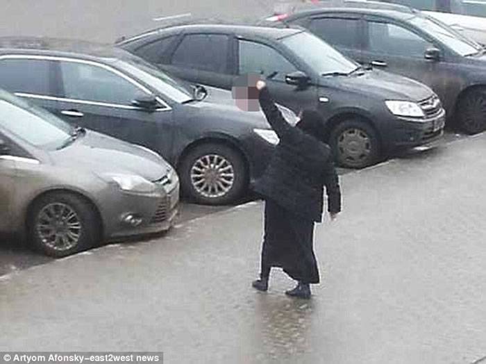 俄罗斯莫斯科街头恐怖一幕：黑衣女子提着小孩人头嘴巴里还喊着“真主至上”