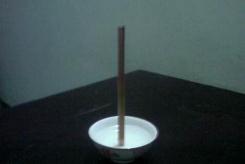 揭秘立筷子的科学解释，水碗立筷子的科学原理(水粘性)