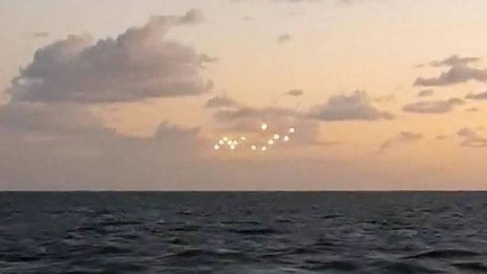 UFO？美国北卡罗莱纳州外海黄昏海面天空出现14个奇异光点