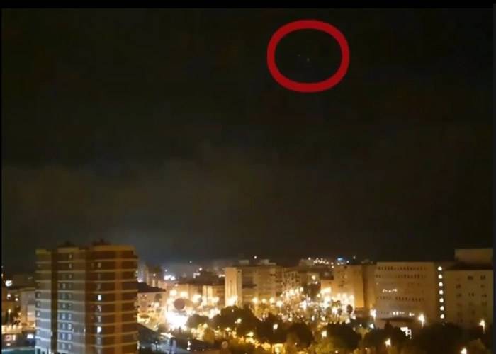 西班牙亚利坎提暴风雨夜晚云层闪现银色圆盘UFO不明飞行物 NASA立刻介入调查
