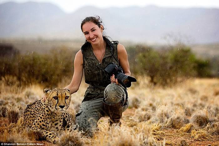 南非美女摄影师Shannon Benson不甘只是远方拍摄 大胆接近野生动物
