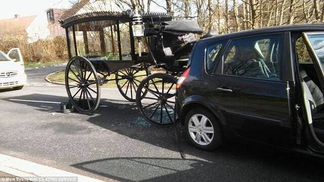英国一匹大黑马在送病逝妇人最后一程途中也被撞死