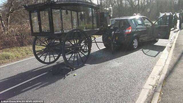 英国一匹大黑马在送病逝妇人最后一程途中也被撞死