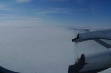 《地球与行星科学通讯》杂志：NASA“冰桥行动”发现格陵兰岛冰层之下有一个巨大湖床