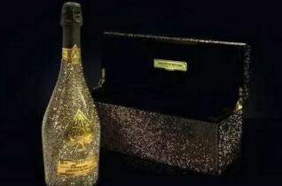 世界上最贵的香槟，钻石香槟1172万(瓶身镶嵌19克拉大钻石)