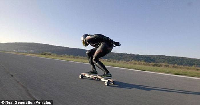 斯洛文尼亚男子用电动滑板NEXTBoard踩出近百公里时速破吉尼斯世界纪录