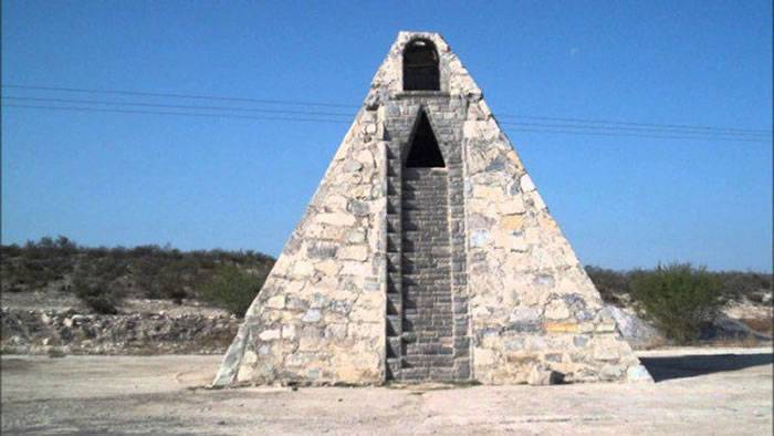 墨西哥农民Raymundo Corona在沙漠中建成7米高金字塔 称是外星人给他的命令
