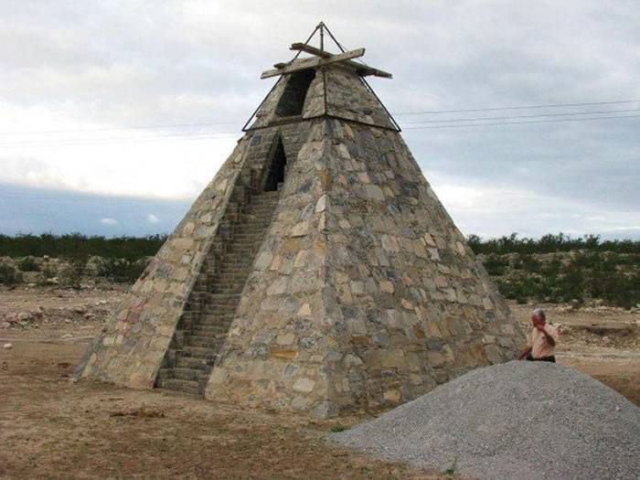 墨西哥农民Raymundo Corona在沙漠中建成7米高金字塔 称是外星人给他的命令