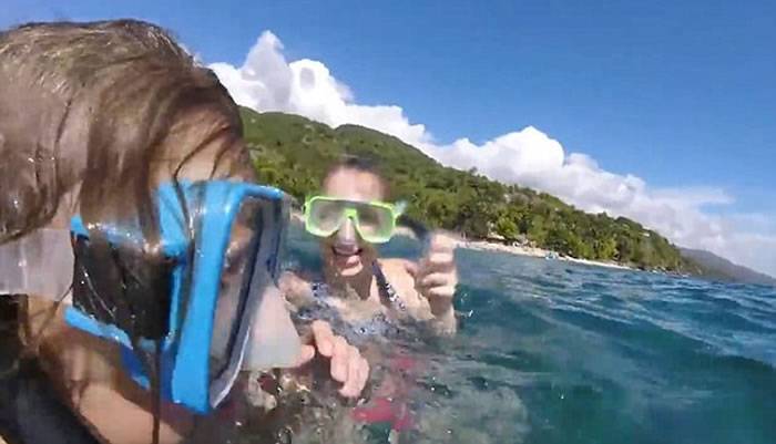 英国女孩在菲律宾海域潜水被鲸鲨轻咬难忍其痒 朋友疯狂大笑