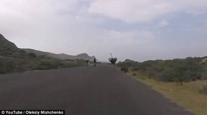 新奇影片：南非单车骑士竞速 遭鸵鸟乱入