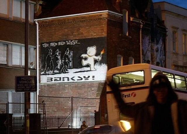 英国涂鸦大师Banksy身份揭秘：就是多年前报道的甘宁汉（Robin Gunningham）？