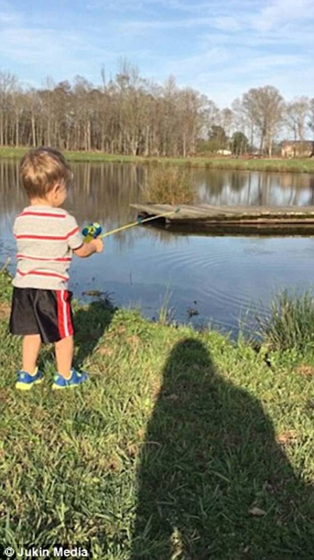 美国阿拉巴马州小男孩和家人去湖边钓鱼 第一次尝试用玩具钓竿竟然真钓起一条鱼