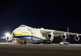 世界上最大的飞机，安-225运输机(用来运火车和飞船)