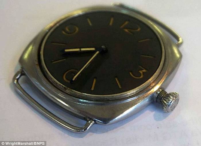 英国男子清理家中抽屉时发现爸爸留下的二战时期破手表 拍卖会中以5万5千英镑成交