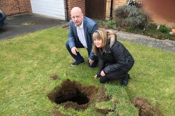 英国夫妇打理屋前花园时发现草坪出现神秘“黑洞”