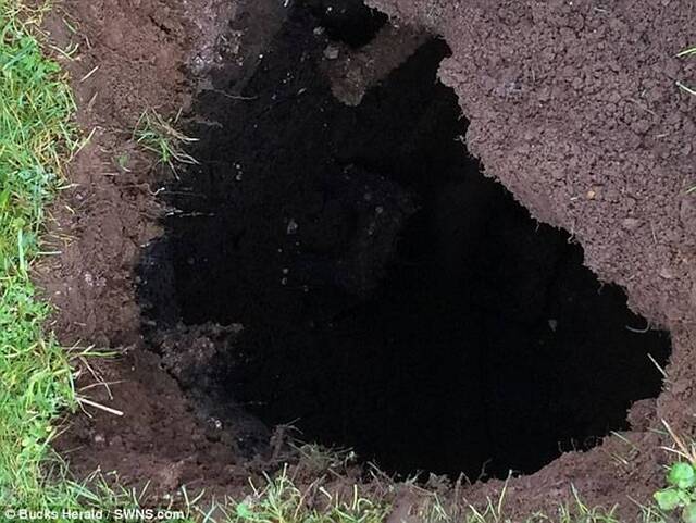 英国夫妇打理屋前花园时发现草坪出现神秘“黑洞”
